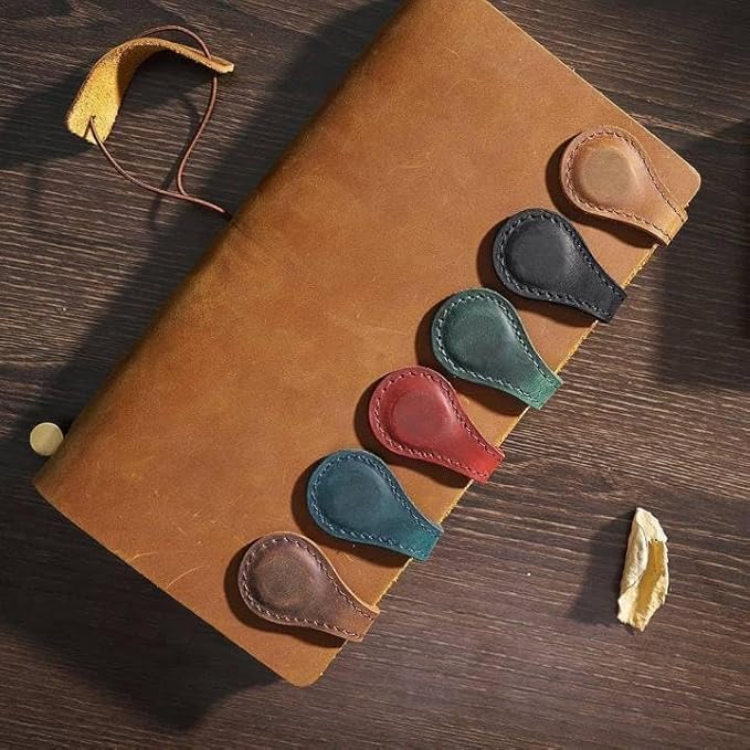 Personalized Magnetic Leather Bookmark, 26 Letters Custom Leather Bookmarks, Handmade, Leather Magnetic Bookmark for Book Lovers Readers Women Kid(Purple，G）